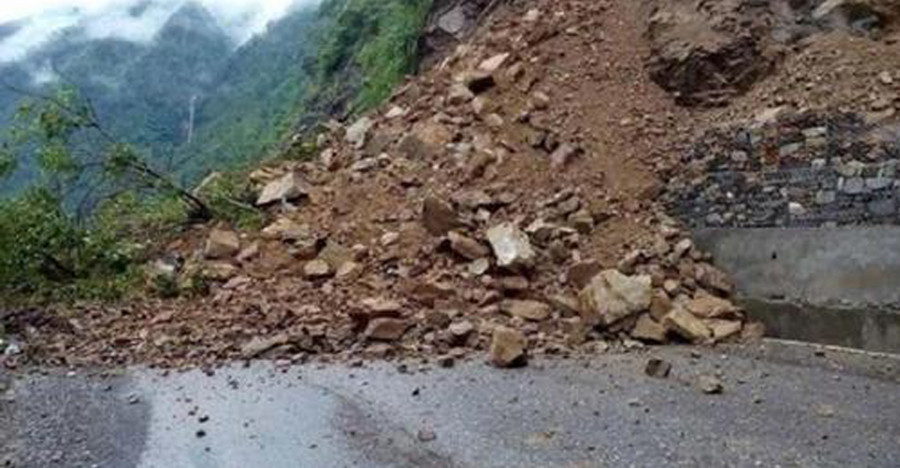 पहिरो खसेपछि बुटवल-नारायणगढ सडक अवरुद्ध, यात्रु र चालक बीच बाटोमै अलपत्र