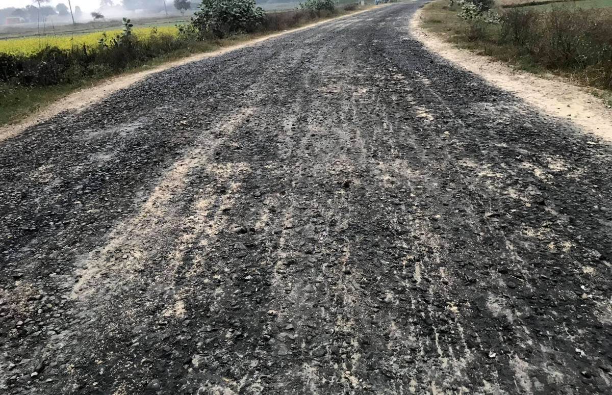 गुणस्तरहीन सडक बनाएपछि स्थानीयद्वारा विरोध‍, निर्माण व्यवसायीको मिक्स्चर र पानी ट्यांकर नियन्त्रणमा