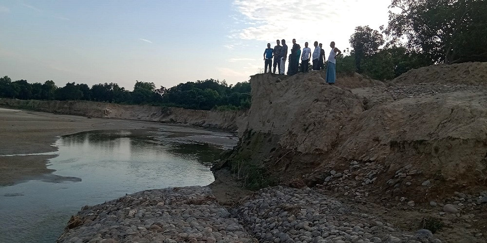 बलान नदीको बाढीले जीर्ण बनायो तटबन्ध