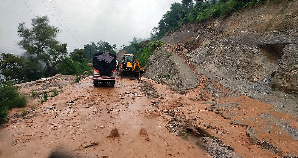 पहिरोले अवरुद्ध चितवनतर्फको सडक खुल्यो, धादिङतर्फ अझै अवरुद्ध