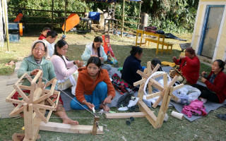 अल्लोबाट धागो बनाउन सिक्दै महिला