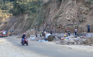 अरनिको राजमार्गअन्तर्गत सूर्यविनायक-साँगा खण्डमा सुक्खा पहिरो खस्दा मजदुर घाइते