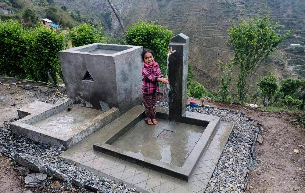 धजे-मकरजुङ गाउँ : एक गाग्री पानीका लागि घण्टौँ हिँड्नुपर्थ्यो, आजकाल घरआँगनमै बग्छ धारा