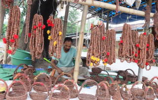 विदेश छोडेर गाउँमै रुद्राक्षका सामग्री बनाएर घरखर्च धानिरहेका सन्तोष