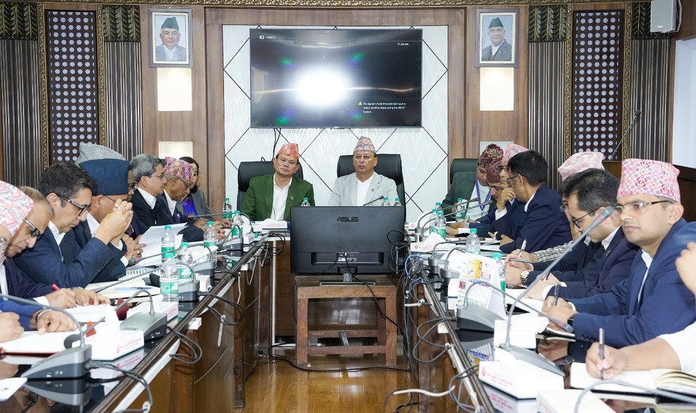 मन्त्रालय र मातहतका निकायलाई तीन दिनभित्र फाइल छिनोफानो गर्न ऊर्जामन्त्री खड्काको निर्देशन