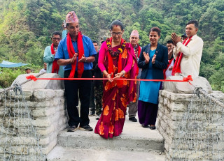 लिस्तुनखोलामा झोलुंगे पुल निर्माण