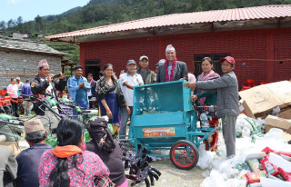 झिँका किसानलाई अनुदानमा कृषि औजार वितरण