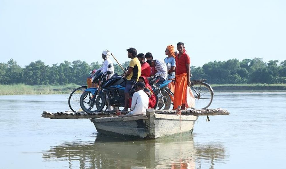 डुंगाको सहाराले बागमती खोला तर्दै