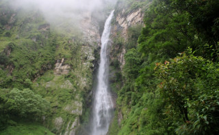 ओझेलमा ताप्लेजुङको ढङ्ढङ्गे झरना, पर्यटक आकर्षित गर्न होमस्टेलगायत पूर्वाधार थपिँदै