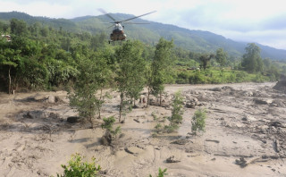 सेनाको हेलिकप्टरद्वारा त्रिशूलीको बाढीमा फसेका दुईजनाको सकुशल उद्धार