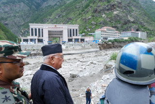 प्रधानमन्त्री ओलीसहित मन्त्रीहरूले गरे रसुवाको बाढी प्रभावित क्षेत्रको निरीक्षण