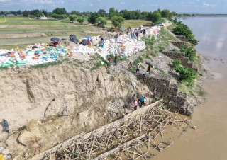 बाँकेमा बस्ती जोगाउन आपतकालीन तटबन्ध