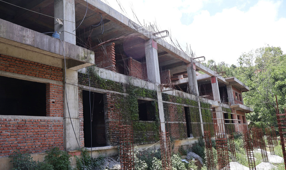 दुई वर्षमा सक्नुपर्ने बागलुङ नगर अस्पताल भवन, चार वर्षमा आधा काम