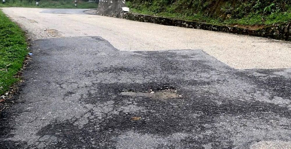 भोजपुर-लेगुवा  सडक : भत्किएका ठाउँमा टालिएको कालोपत्र नै उप्कियो
