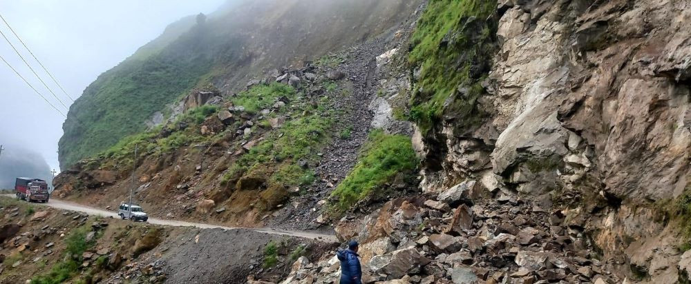 सुक्खा पहिराले बेनी-जोमसोम सडक अवरुद्ध, समस्यामा पर्यटक