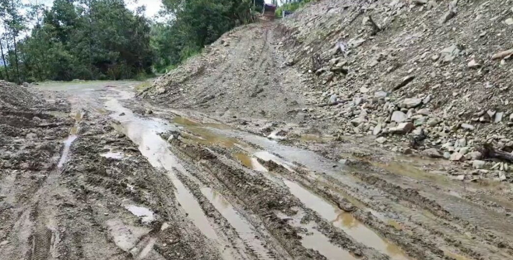 गाडी गुडाउनलायक छैनन् रामेछापका मूल सडक