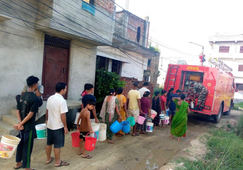 वीरगञ्जमा खानेपानीको चरम अभाव, सेनाले ट्यांकरबाट वितरण गर्दै