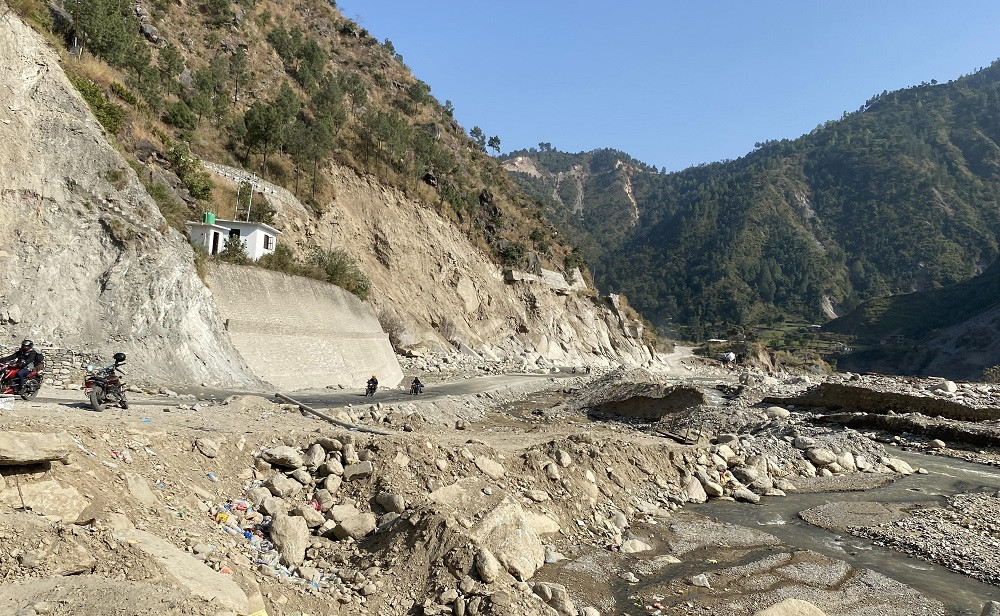 सडक स्तरोन्नतिमा ढिलासुस्ती : मुख्य राजमार्गकै यात्रा कठिन
