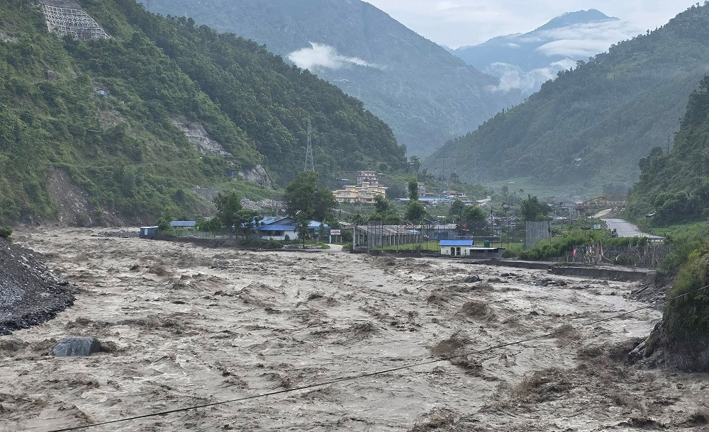 भोटेकोसीमा भीषण बाढी, सतर्क रहन आग्रह