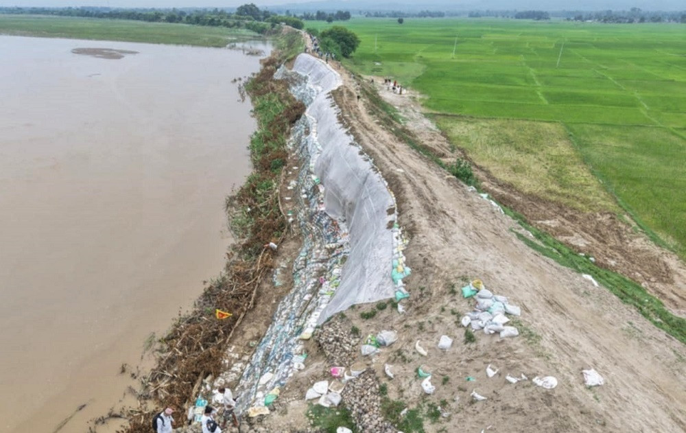 राप्ती नदीमा आपतकालीन तटबन्ध निर्माण