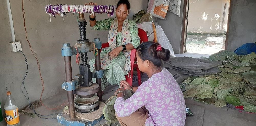 दुनाटपरी बनाएर आत्मनिर्भर बन्दै महिला समूह, घर खर्च जुटाउन सहज