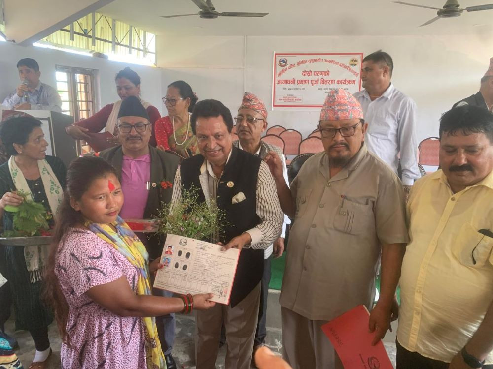 लालपुर्जा वितरणले आर्थिक स्वतन्त्रताको ढोका खोल्यो : सांसद विनोद चौधरी