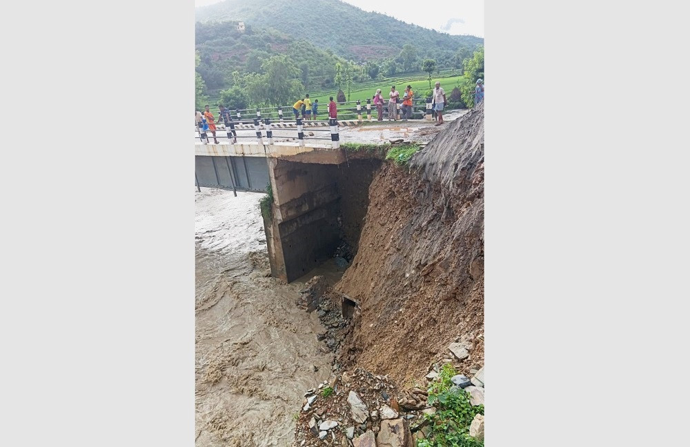 भटौली खोलामा बाढी : पक्की पुलमा क्षति, सवारी आवागमन बन्द