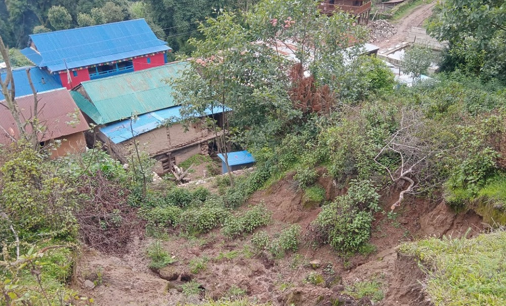 बस्तीमाथि पहिरो जाँदा पाँचधारे बजार जोखिममा