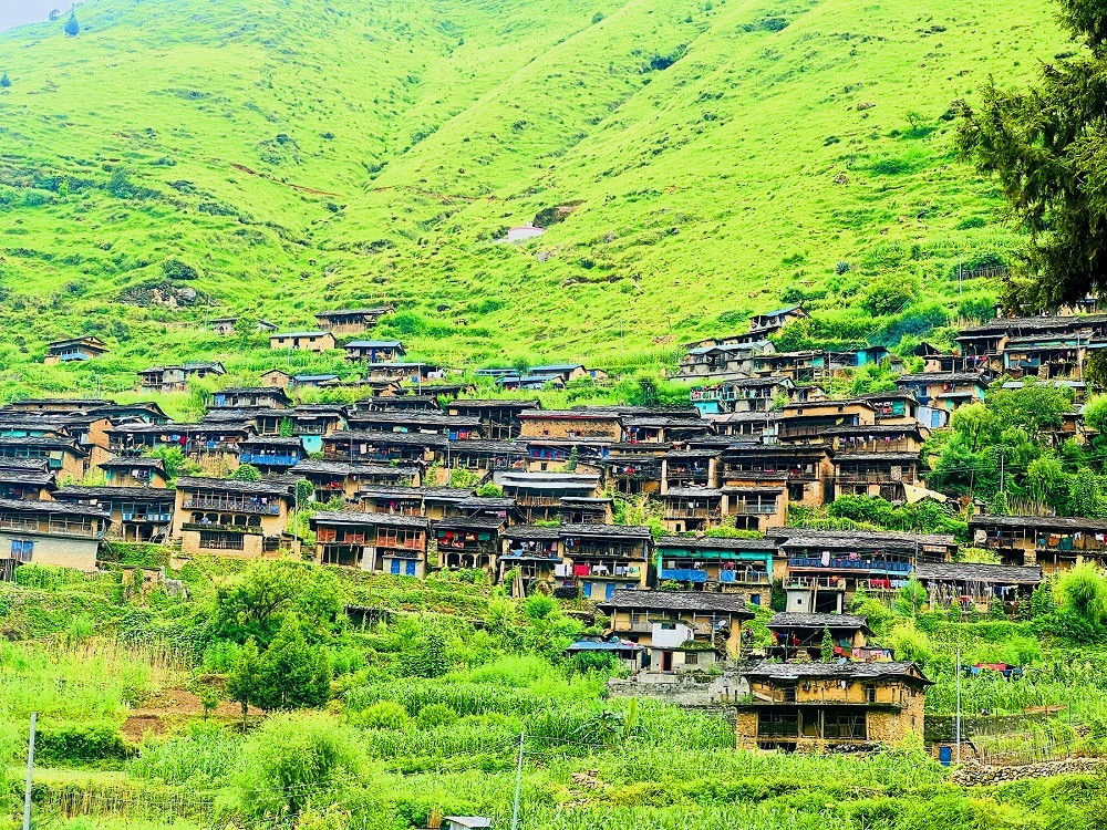 मध्यपहाडी लोकमार्गको छेउमै रहेको लुगुम गाउँ
