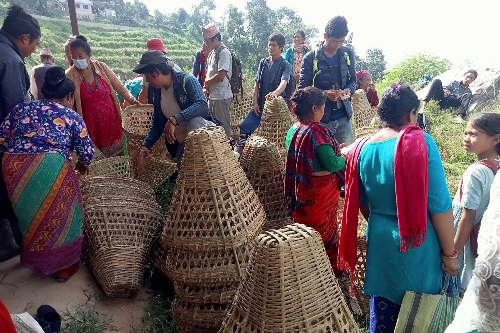 दिनमा १० वटासम्म डोको बुन्छन्, मासिक ३५ हजारसम्म आम्दानी गर्छन् भोजपुरका चन्दबहादुर