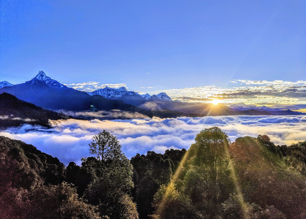 उदाउँदो सूर्य र हिमाली दृश्य