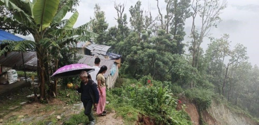 विकाससँगै निम्तिएको विनाश : १० वर्ष पहिला सडक बनाउँदा सुरु भएको पहिरोले गाउँ नै जोखिममा