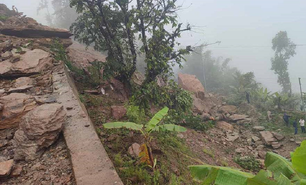 पहिरोले मध्यपहाडी लोकमार्ग अवरुद्ध, बोलबमका लागि हलेसी आउने तीर्थालु अलपत्र