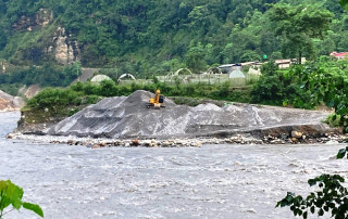 स्थानीयको आँखा छल्दै मध्यरातमा समेत सक्रिय रहन्छन् क्रसर व्यवसायी, कालीगण्डकी दोहन रोक्न सरोकारवाला निकायको छैन चासो