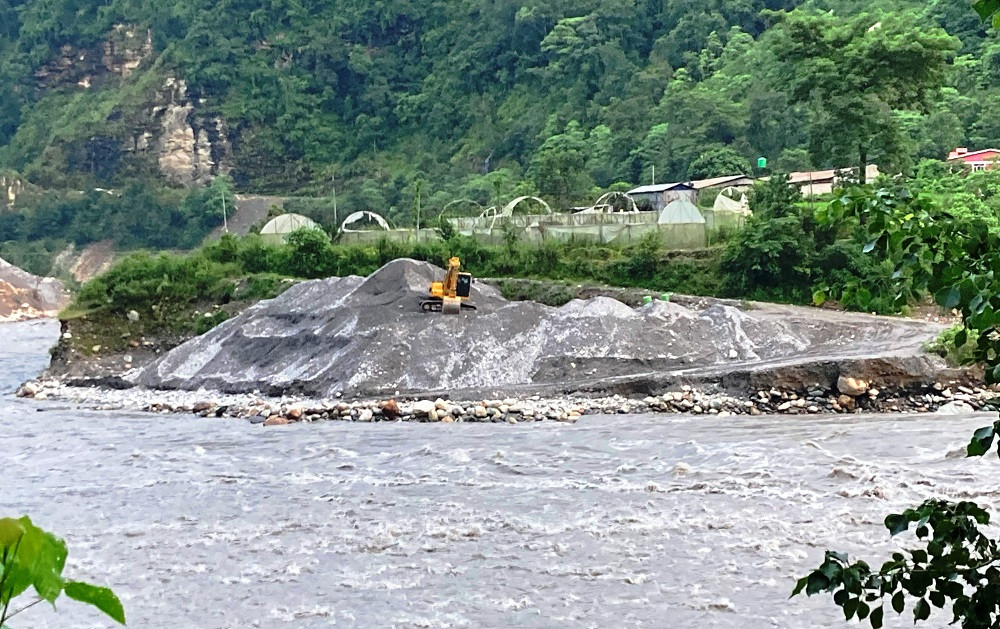स्थानीयको आँखा छल्दै मध्यरातमा समेत सक्रिय रहन्छन् क्रसर व्यवसायी, कालीगण्डकी दोहन रोक्न सरोकारवाला निकायको छैन चासो