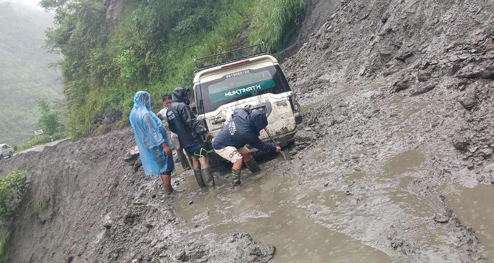 बर्सातसँगै निरन्तर पहिरो, असहज बन्दै बेनी-जोमसोम सडकको यात्रा
