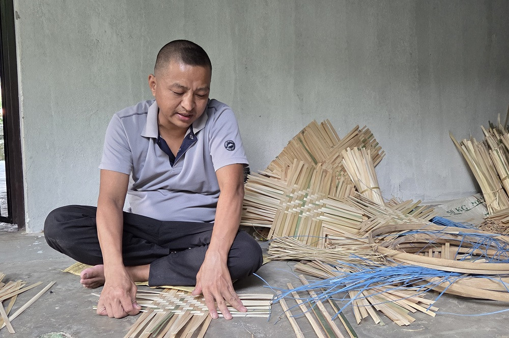चोयाको नाङ्लो बुनेर जीविकोपार्जन, राम्रै कमाउँछन् सुनौलो बस्तीवासी