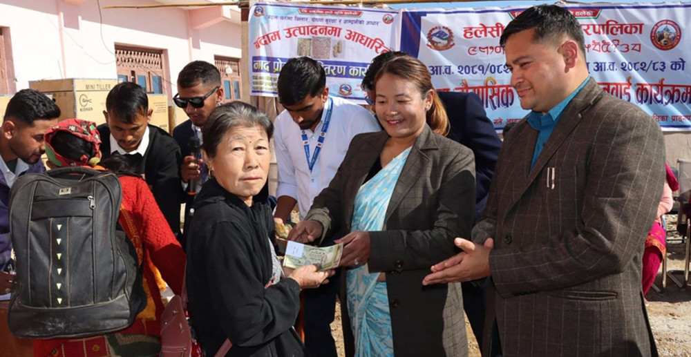 पाँच मुरीभन्दा बढी बदाम फलाउने किसान पुरस्कृत