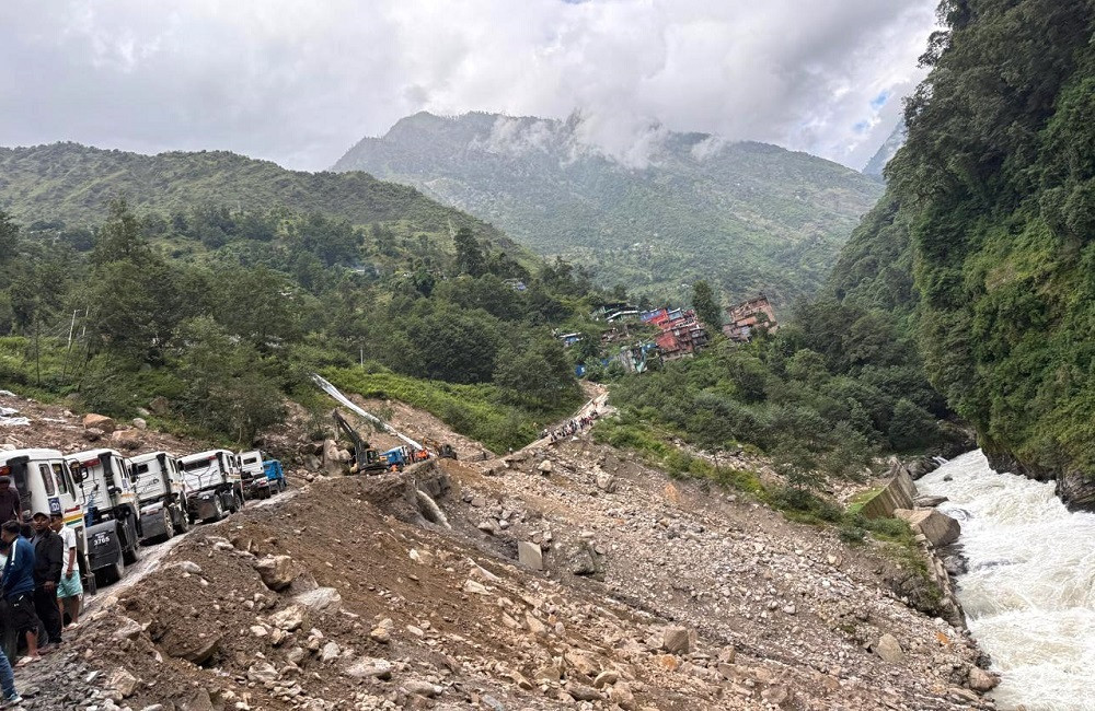 कोदारी क्षेत्रमा पहिरो खस्दा अरनिको राजमार्ग अवरुद्ध, आज बेलुकीसम्म सञ्चालनमा ल्याउने प्रयास