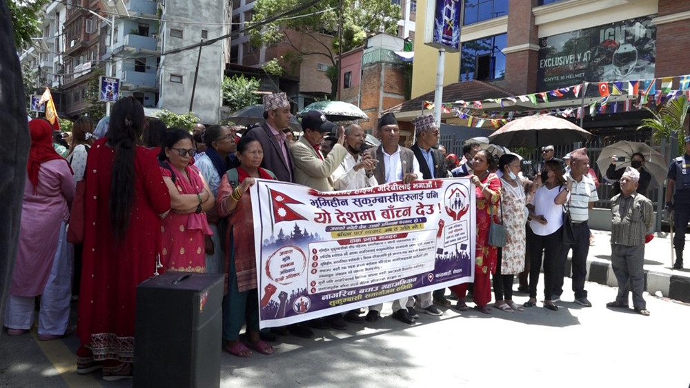 वैकल्पिक व्यवस्थापन र जग्गाको स्वामित्व माग गर्दै माइतीघरमा सुकुम्बासीको प्रदर्शन