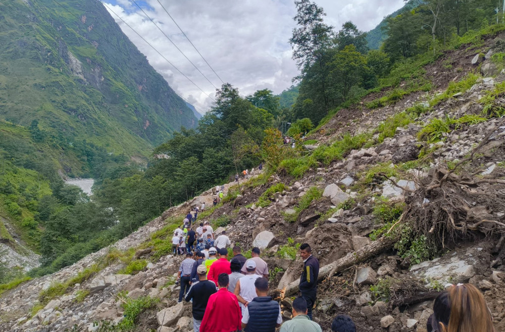 पहिरोका कारण कोदारी राजमार्ग १० दिनदेखि अवरुद्ध, स्थानीय आक्रोशित