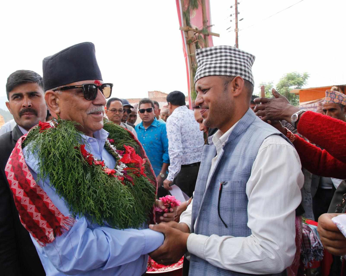 सरकार ढलाउने र बनाउनेतर्फ ध्यान दिँदैनाैं : अध्यक्ष दाहाल