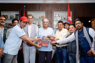जनक्रान्तिको पोस्टर सार्वजनिक, प्रचण्डद्वारा गणतन्त्रको गाथा बोल्ने चलचित्रको सराहना