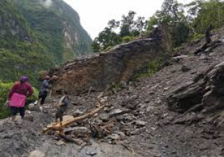 घोप्टेभिरको सुक्खा पहिरोले बेनी–जोमसोम सडक अवरुद्ध, मुस्ताङसँगको सिधा सम्पर्क टुट्यो