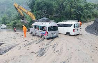 अविरल वर्षाले आठ राजमार्ग पूर्ण अवरुद्ध, अन्यमा एकतर्फी आवागमन