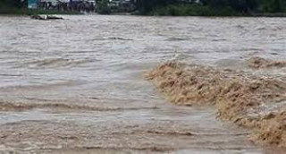 भोटेकोसीमा भीषण बाढी तटीय क्षेत्रका बासिन्दालाई सतर्क रहन प्रशासनको आग्रह