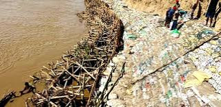 राप्ती नदी किनारमा आपत्कालीन तटबन्ध  बाढी त्रासबाट मुक्त स्थानीय