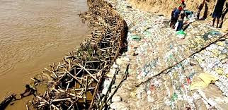 राप्ती नदी किनारमा आपत्कालीन तटबन्ध  बाढी त्रासबाट मुक्त स्थानीय