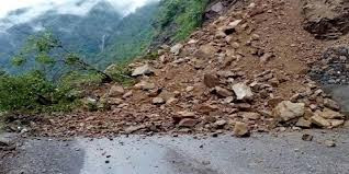 सिन्धुली खण्डमा पहिरो र लेदोले मध्यपहाडी लोकमार्ग अवरुद्ध