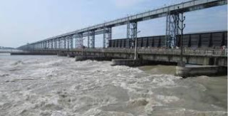 सप्तकोशीमा बहाव बढ्दै, आधा ढोका खुला